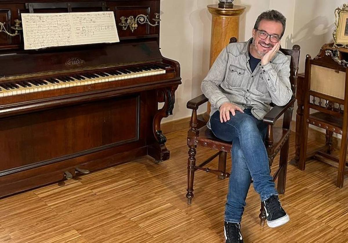 Roque Baños, fotografiado junto al piano del maestro Julián Santos, en la Casa de la Música y Legado de las Artes de Jumilla.