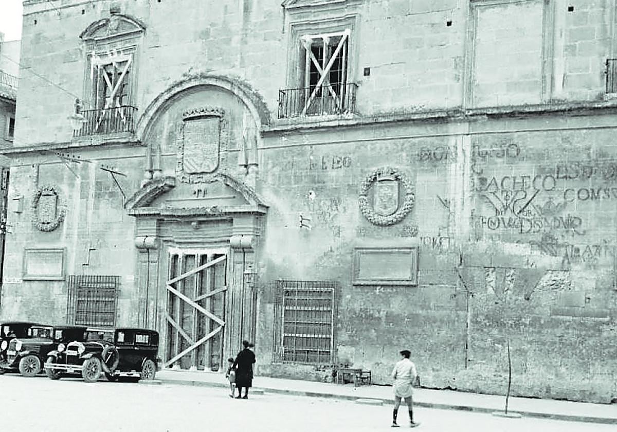 Piqueta. El gran edificio del Contraste de la plaza de Santa Catalina, apuntaladas sus puertas y ventanas. El siguiente paso fue el desmontaje, antes de ser derruido por completo en 1933.