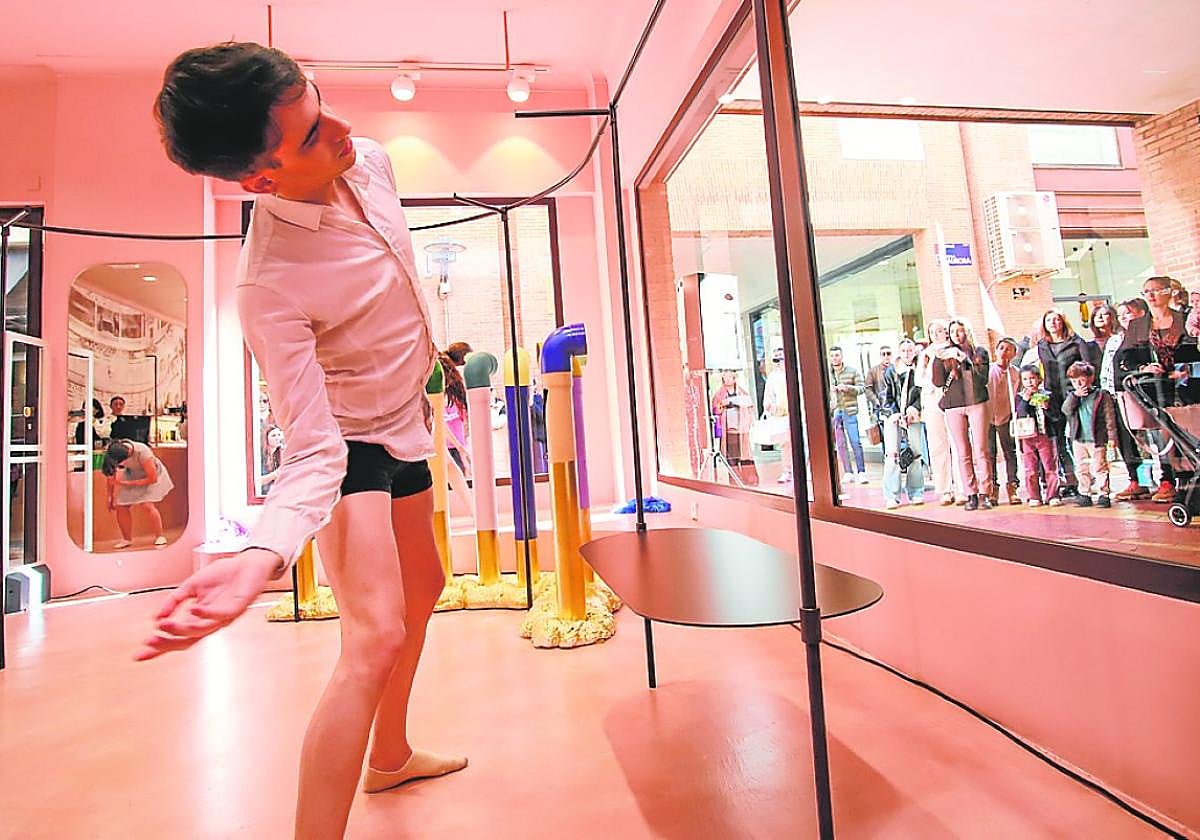 Espectáculo de danza en uno de los establecimientos comerciales, ayer.