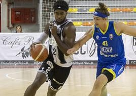 Garuba bota el balón en el partido contra el Tarragona.