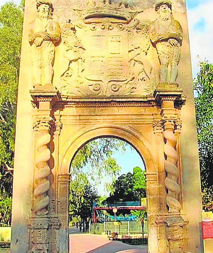 Imagen secundaria 2 - I: Aspecto que presentaba el convento de San Antonio en 1976, cuando comenzaron los derribos llamados «selectivos». D: La portada del Huerto de las Bombas, en El Malecón.