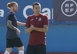 Jorge Perona dirige un entrenamiento del Lorca Depotiva, en una imagen de archivo.