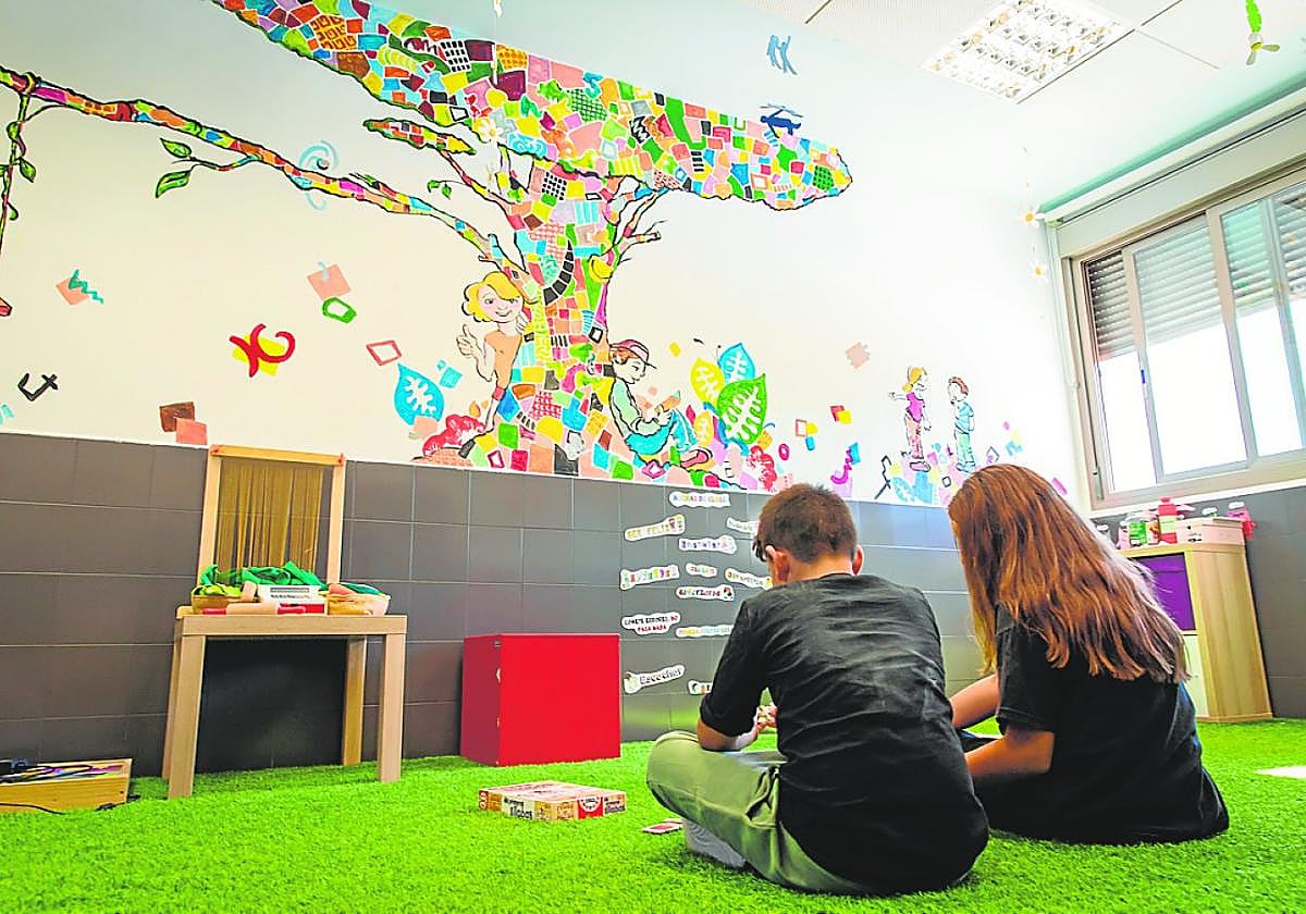 El árbol de la vida que ha pintado Álvaro Peña. En detalle, Joaquín Marzá.