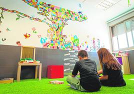 El árbol de la vida que ha pintado Álvaro Peña. En detalle, Joaquín Marzá.