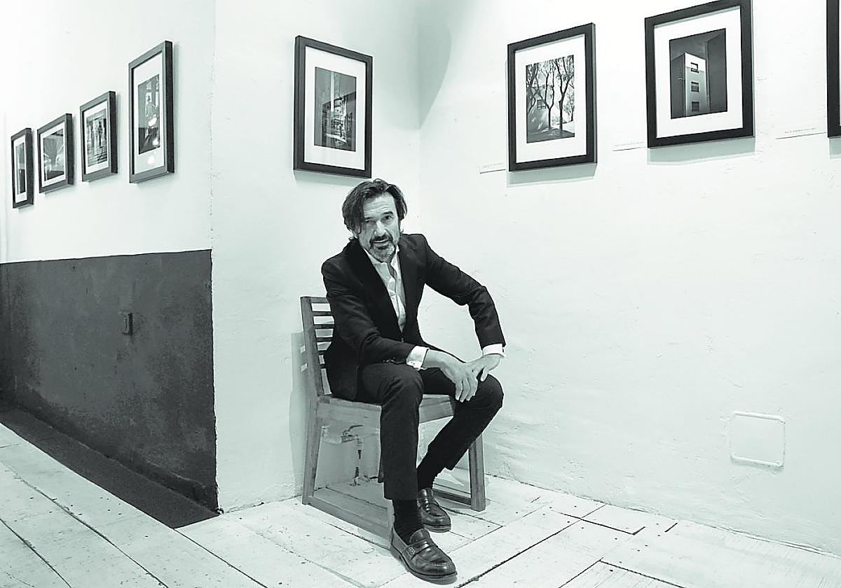 Pepe Jara, fotografiado junto a su exposición en Loft 113.