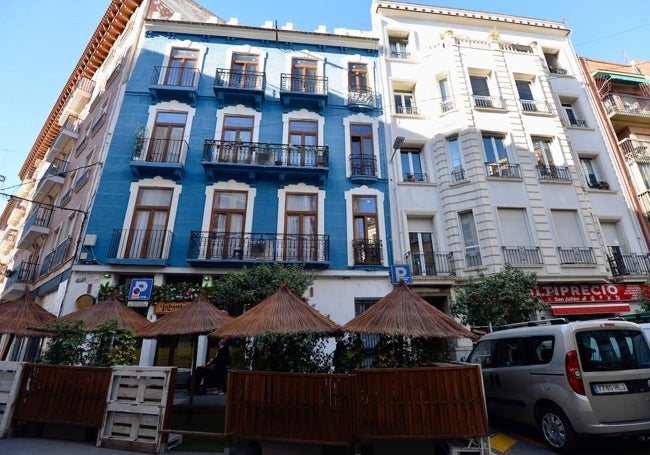 Edificio Mariano Bo, con su reconocible fachada de color azul.