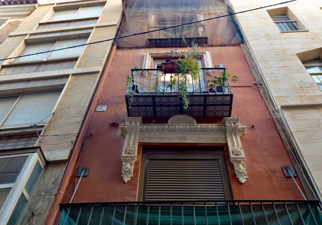 Bloque de tres plantas, con elaborados dinteles, en Platería.