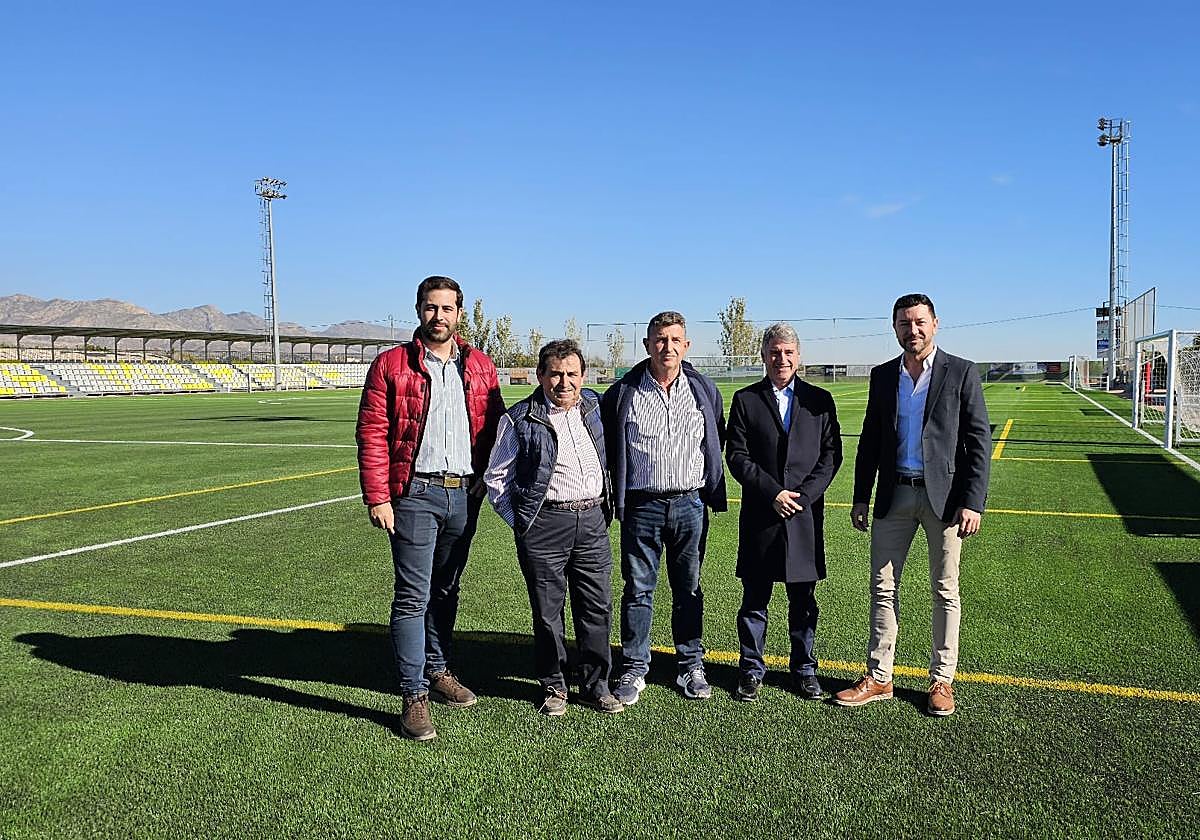El alcalde de Orihuela, Pepe Vegara (segundo por la derecha), durante su visita el viernes a La Murada.