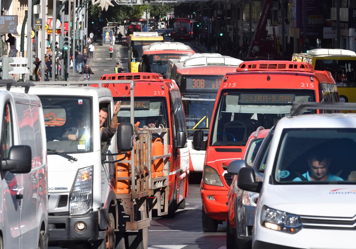 Circulación densa en la Gran Vía, que se encontró, además, obstaculizada ayer por el desarrollo de un servicio de mudanzas.