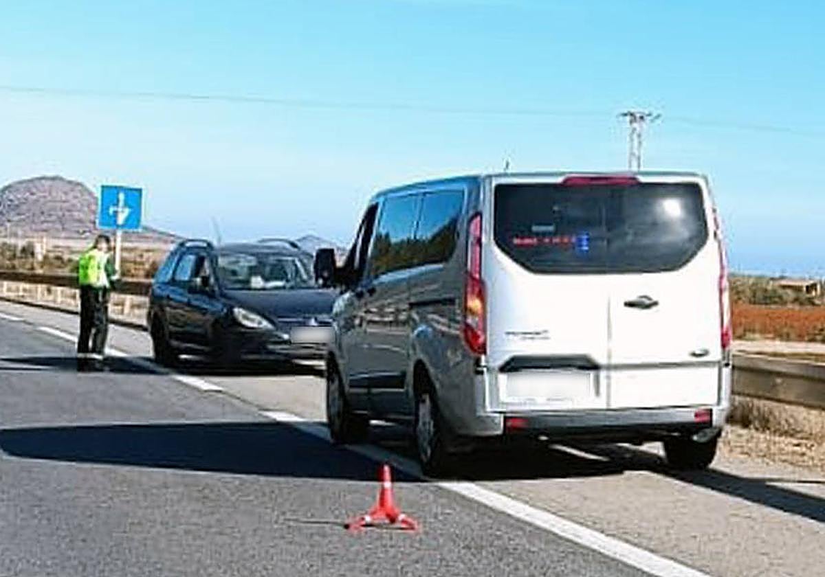 Momento de la detención del vehículo que circulaba en sentido opuesto.