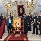La dotación del submarino S-81 recibe las llaves de Cartagena y la réplica de la bandera del primer 'Isaac Peral'