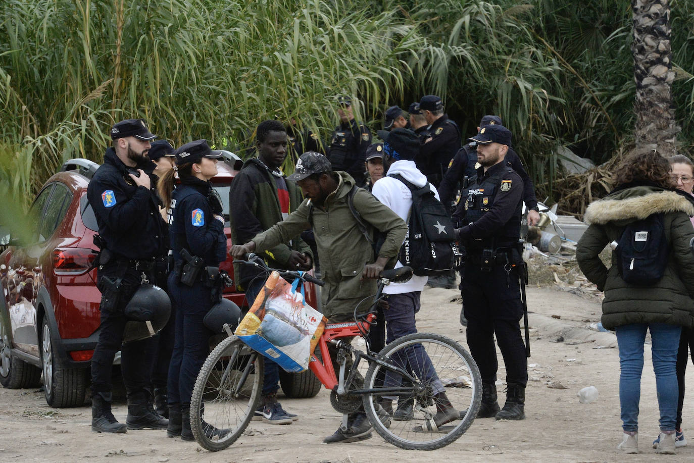 El desalojo del poblado chabolista de La Fica, en imágenes