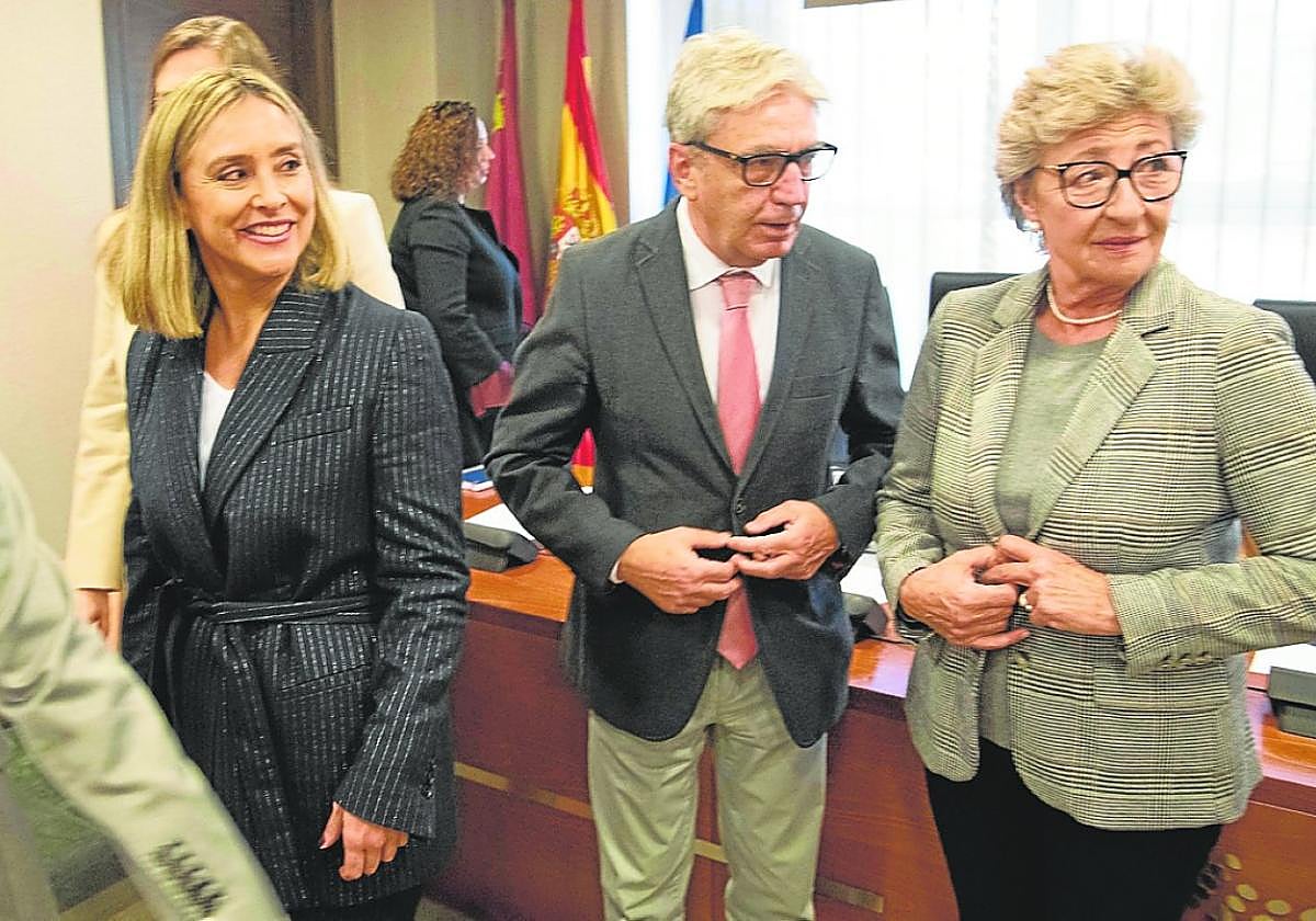 Conchita Ruiz, Miguel Ángel Miralles y Maruja Pelegrín, ayer, en la Comisión contra la Pobreza.