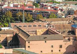La grúa, junto al refectorio y el edificio de las 'secretas'.