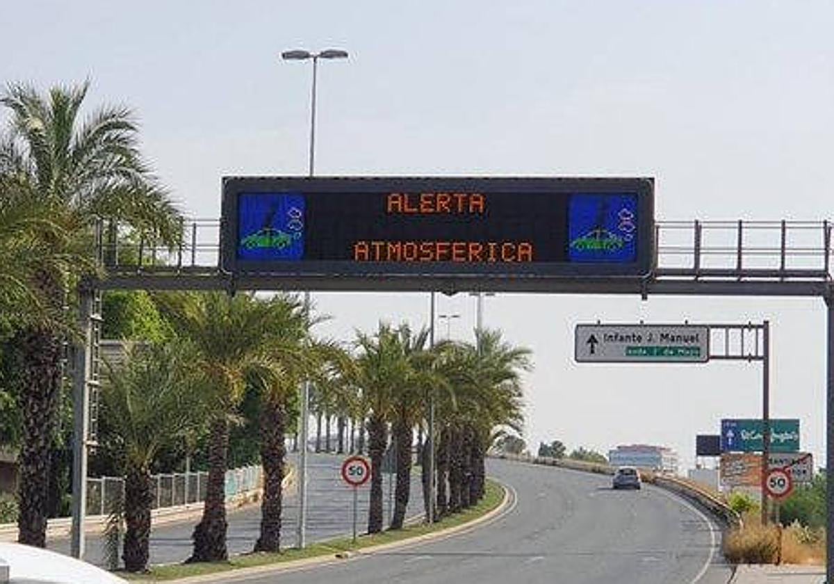 Un cartel en la carreta de Ronda Sur avisa de la situación.