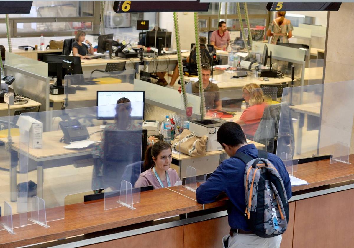 Funcionarios trabajando en la Consejería de Hacienda en una imagen de archivo.