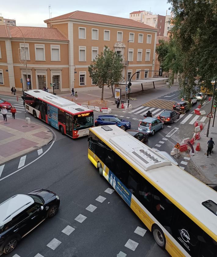 Imagen secundaria 2 - Atasco en la calle Proclamación, en el barrio del Carmen.