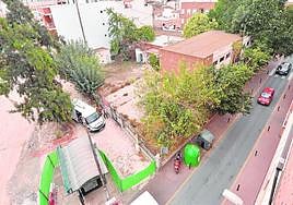 El edificio del colegio, en pleno centro, está abandonado desde hace varios años.