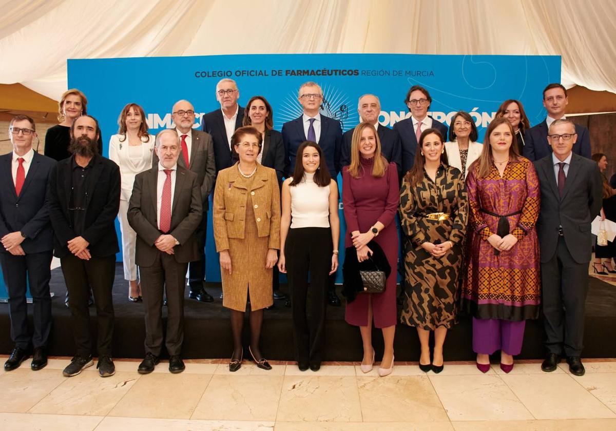 El consejero Pedreño, en la foto de familia, destaca el papel de los farmacéuticos en la prevención y promoción de la salud.