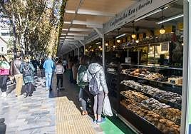 Uno de los puestos de la Muestra de Artesanía en el paseo Alfonso X en 2021.