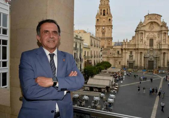 José Antonio Serrano, exalcalde de Murcia, con la Catedral al fondo.