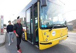 Dos pasajeros se suben en Cobatillas a un autobús en dirección hacia Murcia.