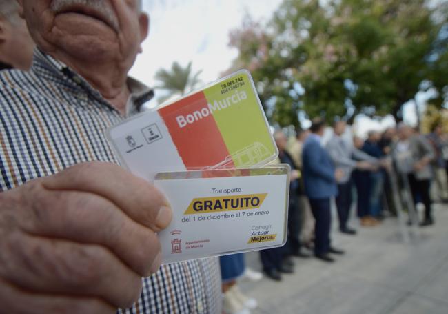 El Bono Tricolor necesario para viajar en el transporte público.