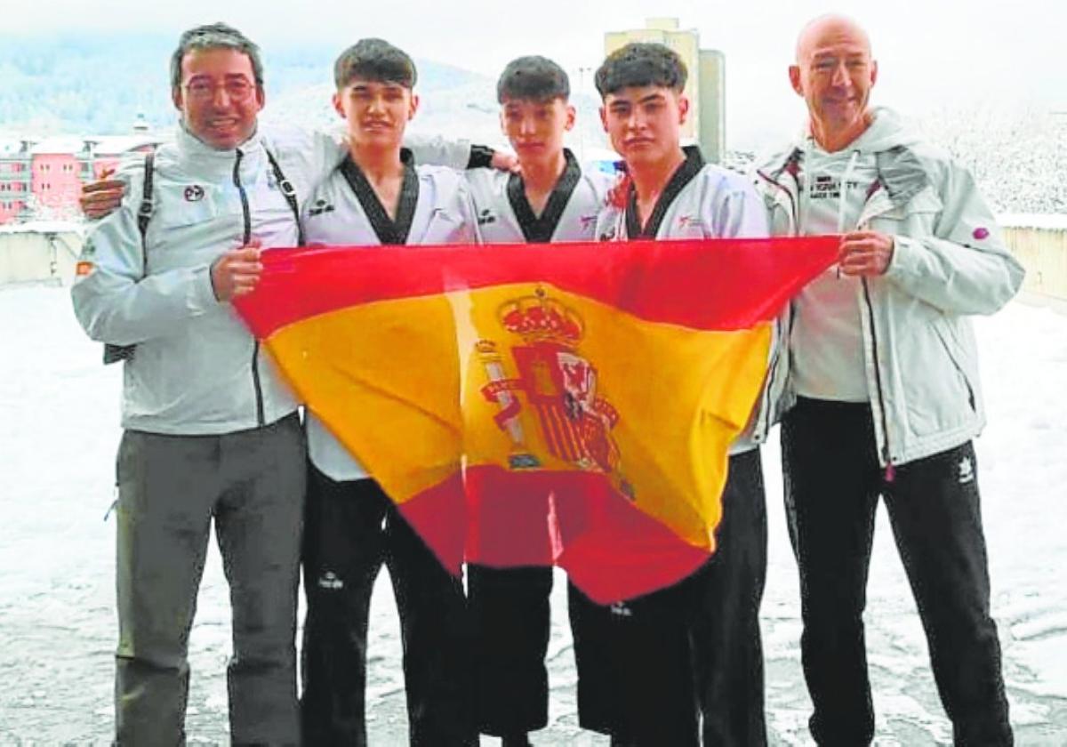 Los tres medallistas posan con sus entrenadores.