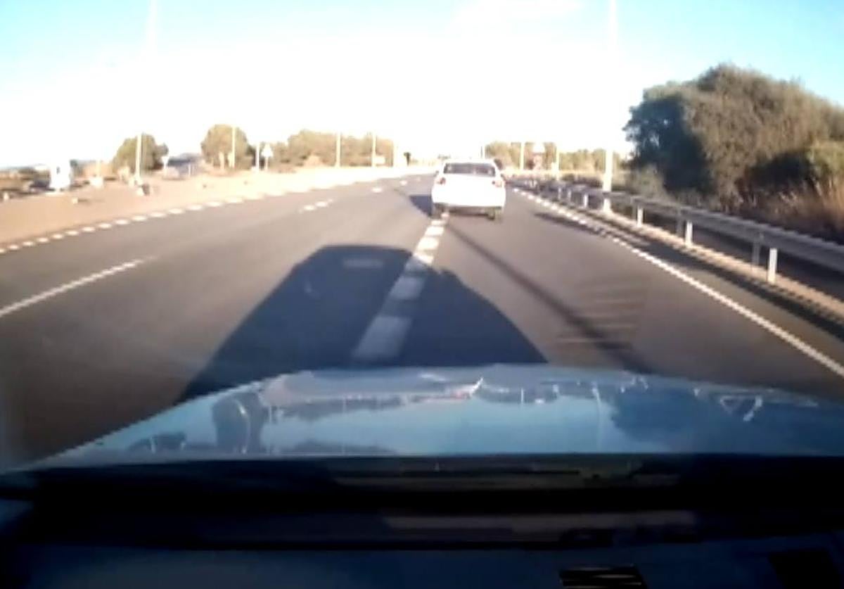 La inteligente maniobra de una conductora para deshacerse de su acosador mientras circulaba por La Manga