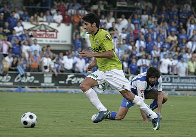 Carmona, en 2009, le roba el balón a Fernando Martín.