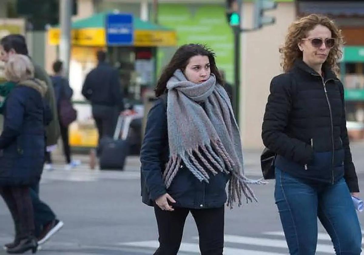 Dos mujeres pasean por Murcia abrigadas, en una imagen de archivo.