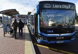 Uno de los nuevos autobuses eléctricos que entraron en funcionamiento este jueves en Murcia.