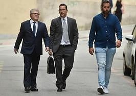 José Vélez junto a su letrado Raúl Pardo Geijo-Ruiz y el exsecretario de Organización del PSRM Jordi Arce, también investigado.