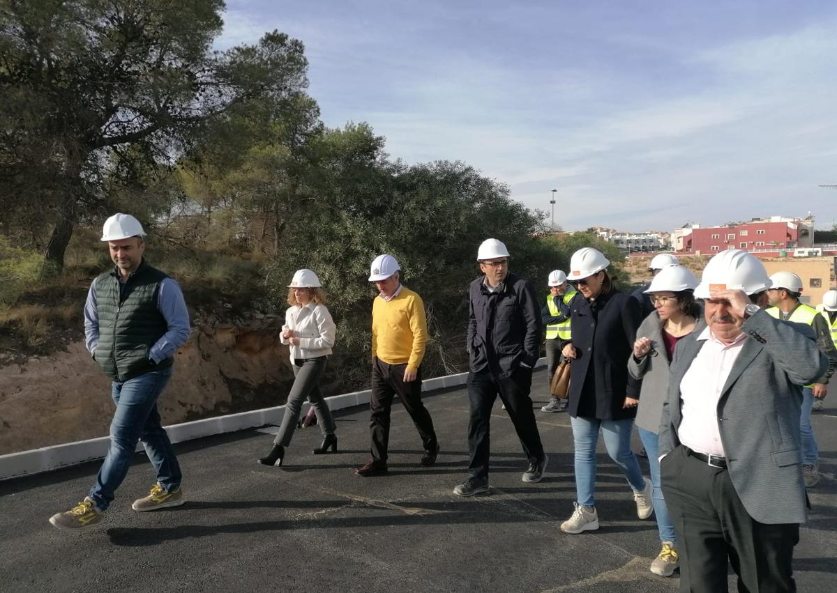 Imagen secundaria 1 - Zona de campa para el aparcamiento, lavado y almacenaje de productos para el mantenimiento de los vehículos.