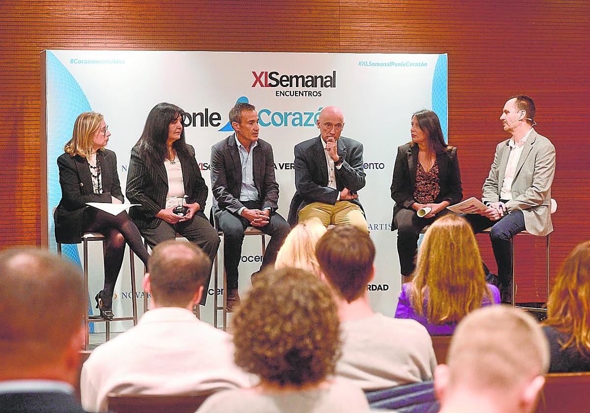 De izq. a dcha., María José Ibáñez, Manuela Guillén, Domingo Pascual, Ramón López Palop, Irene Marín y Víctor Rodríguez, jefe de Edición de LA VERDAD, que moderó la mesa redonda, el pasado jueves, en el hotel Nelva de Murcia.