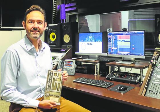 El profesor, en el Estudio de Sonido del Campus de Los Jerónimos.