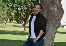 Santi García Cremades, fotografiado en el césped del Campus de Espinardo, junto a la Facultad de Matemáticas.