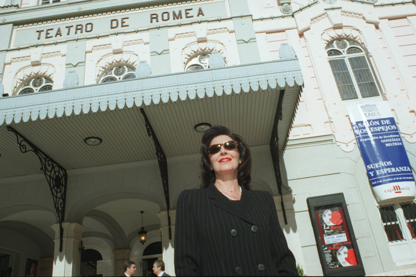 Concha Velasco posa para LA VERDAD ante la fachada del Teatro Romea de Murcia, en el año 1997.