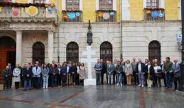Los asistentes a la asamblea de municipios del Camino de la Vera Cruz posan en la puerta del Ayuntamiento de Teruel.
