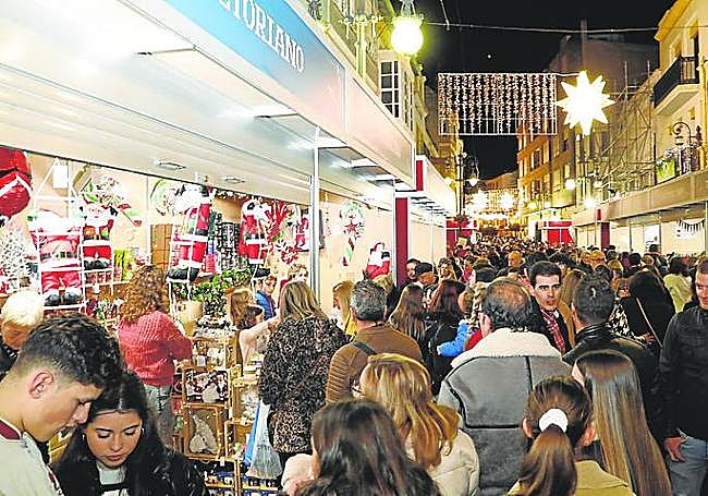 Mercadillo navideño en la calle Corredera, anoche.