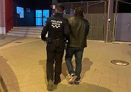 Los agentes arrestan al hombre que trató de agredir con un cuchillo a su pareja.