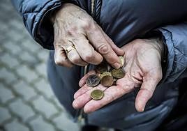 Una jubilada cuenta dinero, en una imagen de archivo.