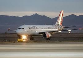 Un avión de Volotea, tras aterrizar.