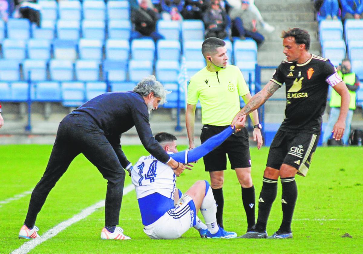 Alfaro y Pedro León levanta a un jugador del Recreativo.