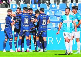 Los jugadores del UCAM celebran uno de los goles en la victoria ante el Racing Cartagena.