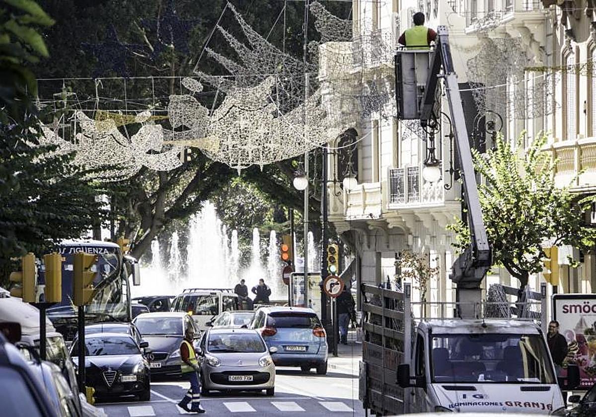 Operarios instalan luces de Navidad en la calle Calderón de la Barca, en una foto de archivo.