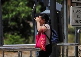 Una viandante se tapa el rostro con la mano por el sol, en una imagen de archivo.