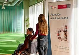 Una estudiante con discapacidad.