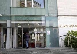 Imagen de archivo de la puerta del Palacio de Justicia de Cartagena.