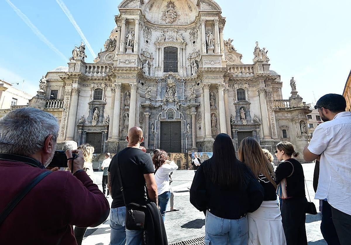 Varios turistas hacen fotografías de la Catedral de Murcia, en una imagen de archivo.